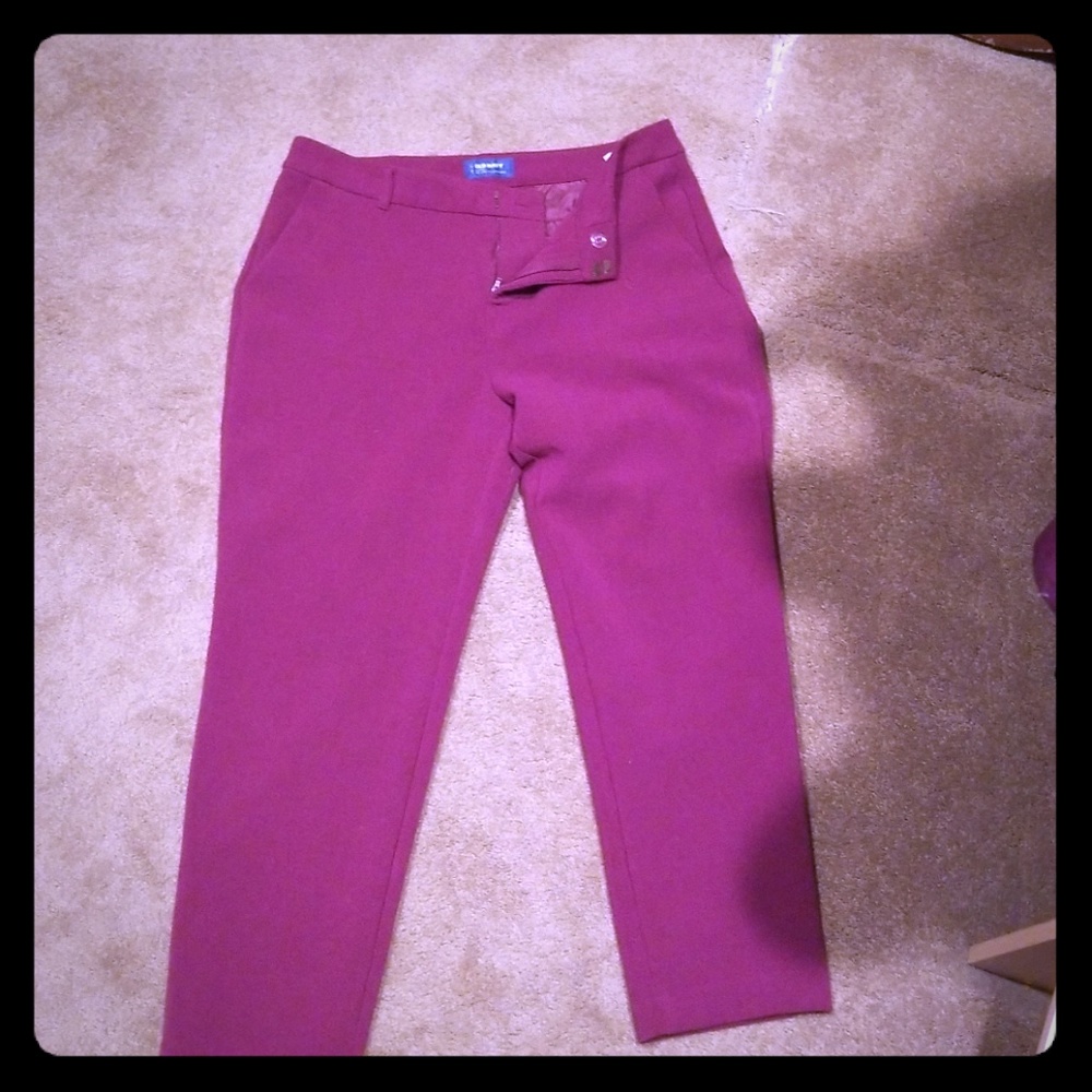 Burgundy mid rise crops! Great color!